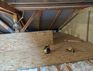 Zateplení stropu řadového rodinného domku pomocí foukané izolace